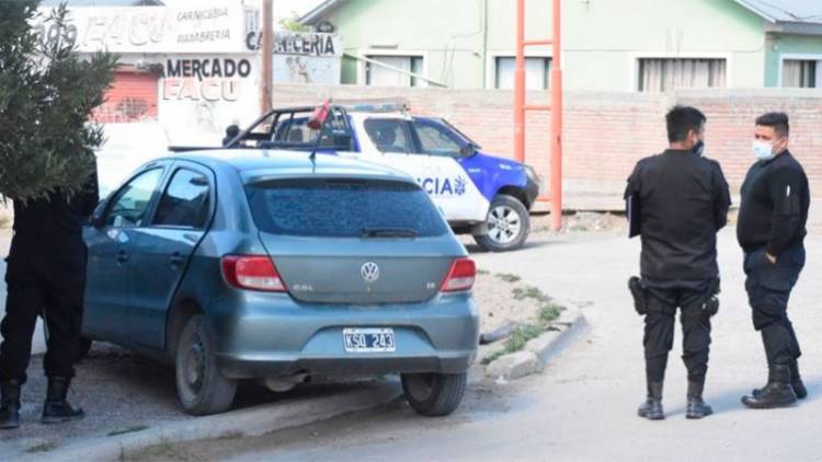 SANTA CRUZ: EN LA CIUDAD DE CALETA OLIVIA UNA NIÑA MURIÓ ATROPELLADA POR EL AUTO DE SU MAMÁ CUANDO LA BAJABA DEL VEHÍCULO