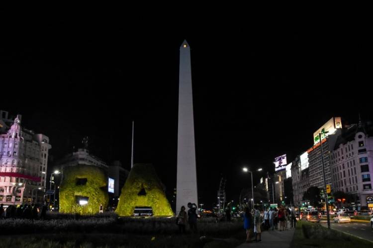 LAS PRINCIPALES CIUDADES DEL PAÍS ESTUVIERON A MEDIA LUZ SUMÁNDOSE A "LA HORA DEL PLANETA" 