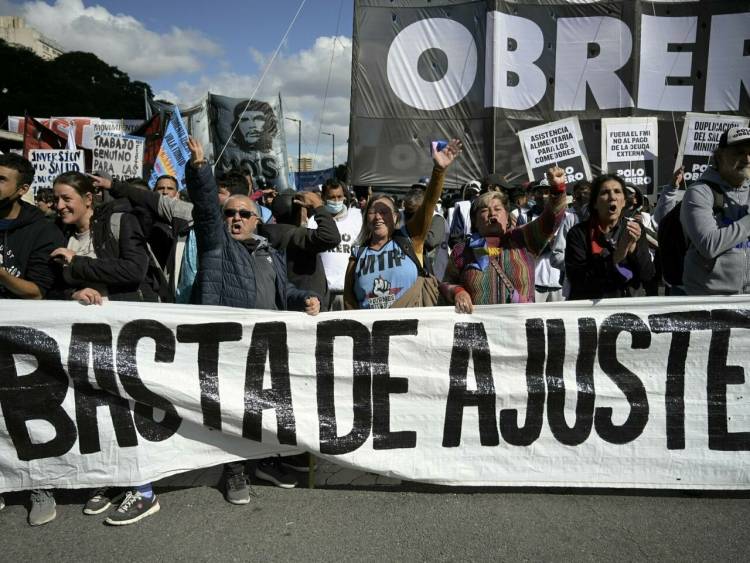 SEGÚN LAS CIFRAS DEL INDEC, LA POBREZA BAJÓ A 37,3%. A FIN DE 2021 Y AFECTÓ A 17,4 MILLONES DE ARGENTINOS