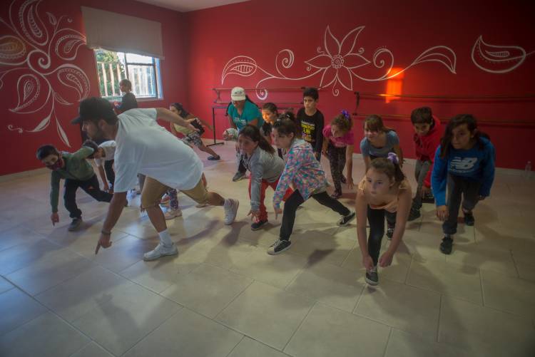 MAR CHIQUITA NO SE DETIENE: COMENZARON LAS CLASES MUNICIPALES GRATUITAS CON MÁS DE 95 ACTIVIDADES CULTURALES