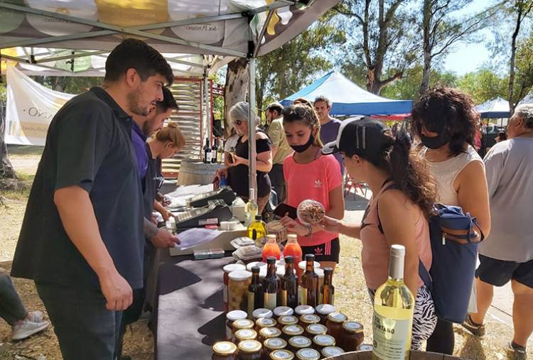 SAN LUIS: EN VILLA MERCEDES LAS FAMILIAS VOLVIERON A ENCONTRARSE CON EL COLOR Y LOS SABORES DE LA FERIA DE PEQUEÑOS Y MEDIANOS PRODUCTORES