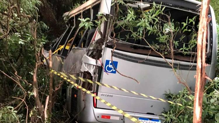 TRAGEDIA VIAL: SIETE FALLECIDOS TRAS CAER UN ÓMNIBUS POR UN PRECIPICIO EN EL SUR DE BRASIL