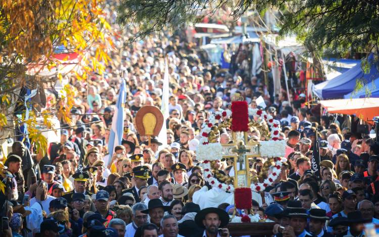 SAN LUIS: UNA MULTITUD DE FIELES PARTICIPÓ DE LA MISA CENTRAL Y LA TRADICIONAL PROCESIÓN EN HONOR AL CRISTO DE LA QUEBRADA