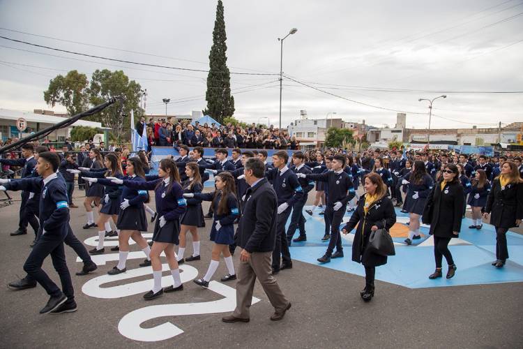 EL TRADICIONAL DESFILE DEL 25 DE MAYO PINTARÁ DE CELESTE Y BLANCO LAS CALLES DE SAN LUIS