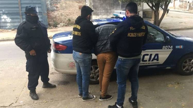 DETUVIERON EN CÓRDOBA A UNA BANDA QUE SEDUCÍA A HOMBRES POR TINDER Y HAPPN PARA ROBARLES