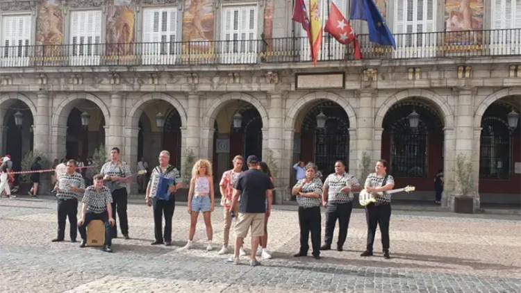 LOS PALMERAS EN ESPAÑA GRABARON VIDEO EN LA PLAZA MAYOR, SIGUEN COSECHANDO ÉXITOS Y TOCARON CON CARLOS BAUTE