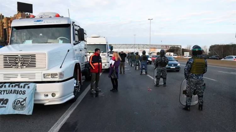 TRANSPORTISTAS INICIARON MEDIDA DE FUERZA Y SE MOVILIZAN EN DISTINTOS PUNTOS DEL PAÍS POR LA FALTA DE GASOIL