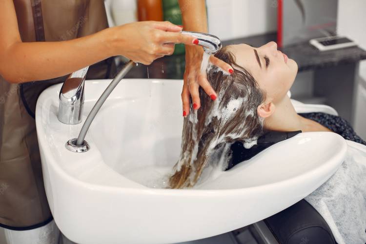 ITALIA: EN UNA CIUDAD PROHIBIERON A LOS PELUQUEROS LAVAR DOS VECES EL CABELLO A SUS CLIENTES