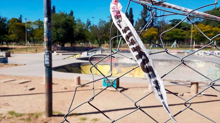 CÓRDOBA: UNA NENA SUFRIÓ UNA DESCARGA ELÉCTRICA MIENTRAS SE HAMACABA EN UNA PLAZA