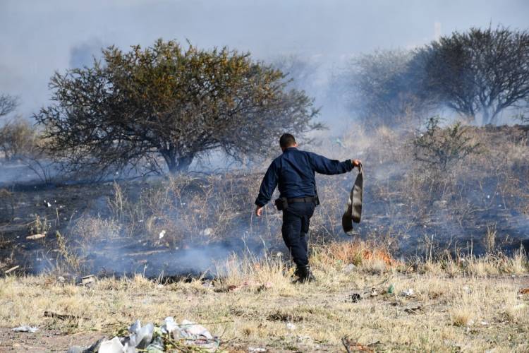 BOMBEROS Y BRIGADISTAS MANTIENEN GUARDIAS DE CENIZAS EN ALGUNOS LUGARES DE SAN LUIS