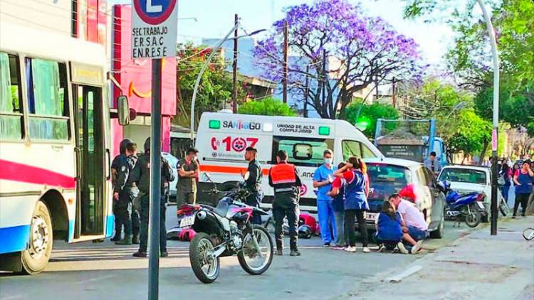 SANTIAGO DEL ESTERO: UN NENE QUE SALÍA DEL JARDÍN, SE CAYÓ DE LA MOTO Y FUE ATROPELLADO POR UN CAMIÓN