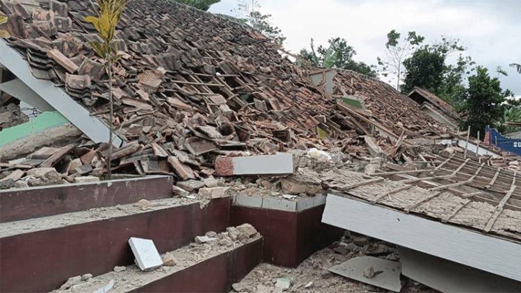 SUBE A 46 LA CIFRA DE MUERTOS Y 700 HERIDOS POR TERREMOTO EN ISLA DE INDONESIA