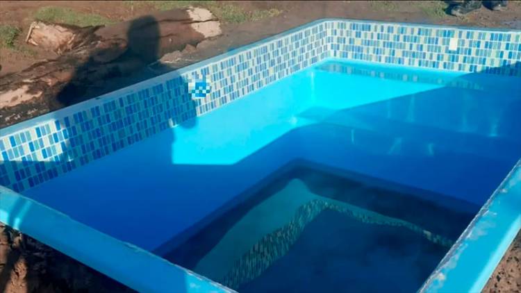 INSÓLITO HECHO EN SANTA FE: LE ROBARON LA PILETA, LA BUSCÓ CON UN DRONE Y VIO QUE LA INSTALABA SU VECINO