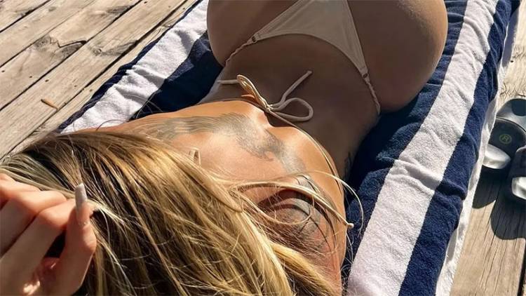 POSÓ BOCA ABAJO Y CON MICROBIKINI SUPERCAVADA: MIRÁ LA FOTO EN TAMAÑO COMPLETO