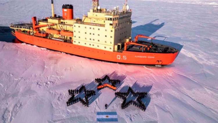 CAMPEONES DEL MUNDO: TRIPULANTES DEL ROMPEHIELOS IRÍZAR HOMENAJEARON A LA SELECCIÓN EN LA ANTÁRTIDA