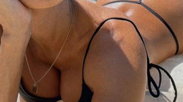 CON UNA PRENDA QUE DEJÓ VER DE MÁS, POSÓ BOCA ABAJO PARA BRONCEARSE 