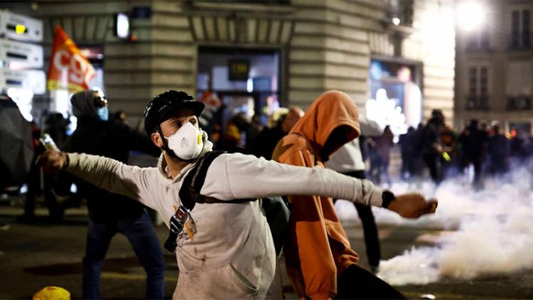MÁS DE 200 DETENIDOS EN FRANCIA: EL GOBIERNO DECRETÓ LA REFORMA JUBILATORIA Y DESATÓ FUERTES PROTESTAS