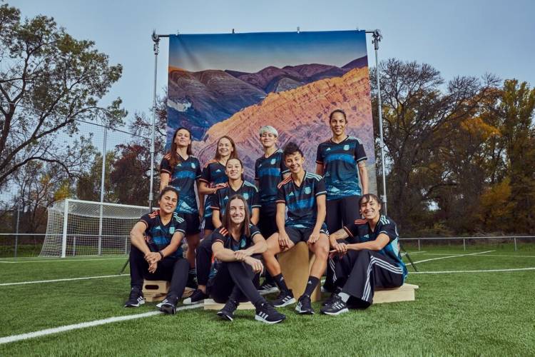 LA NUEVA CAMISETA DE LA SELECCIÓN ARGENTINA DE FÚTBOL FEMENINO