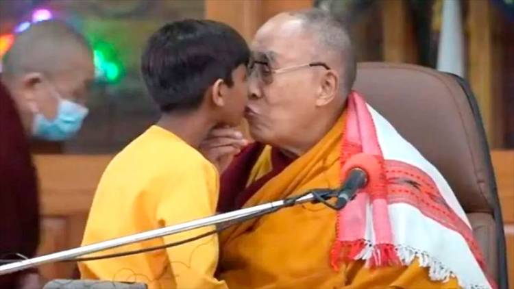 VIDEO: ESCÁNDALO MUNDIAL, EL DALAI LAMA SE DISCULPÓ POR BESAR EN LA BOCA A UN NIÑO