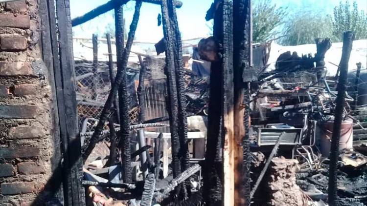 TRAGEDIA EN LOCALIDAD MENDOCINA: TRES HERMANITOS DE 7, 9 Y 13 AÑOS MURIERON EN EL INCENDIO DE SU VIVIENDA