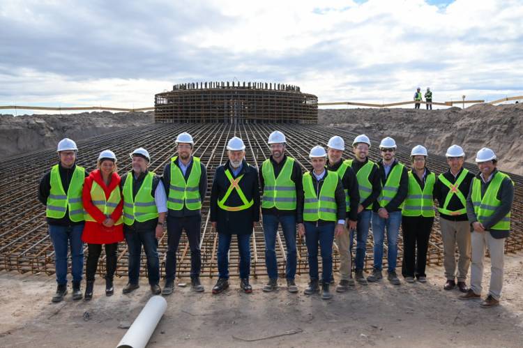 EL GOBERNADOR DE SAN LUIS RECORRIÓ EL NORTE DE LA PROVINCIA EN LO QUE SERÁ EL PRIMER PARQUE HÍBRIDO EÓLICO SOLAR DEL PAÍS