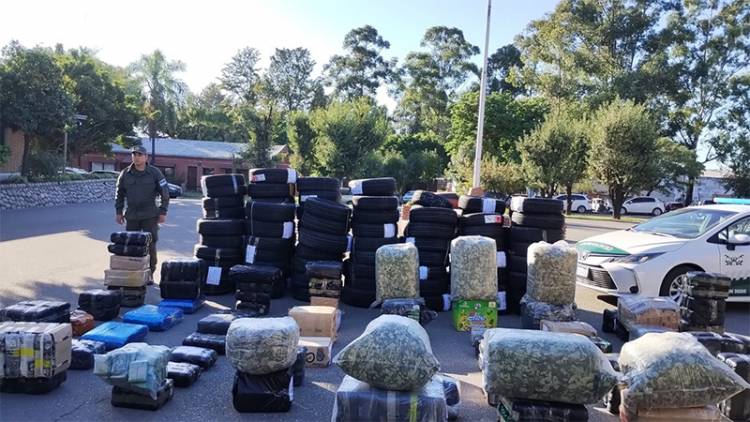 GENDARMERÍA DECOMISÓ HOJAS DE COCA Y NEUMÁTICOS EN DOS PROCEDIMIENTOS REALIZADOS EN TUCUMÁN