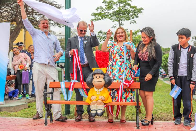 PERÚ: INAUGURAN UNA ESTATUA DE MAFALDA EN LIMA