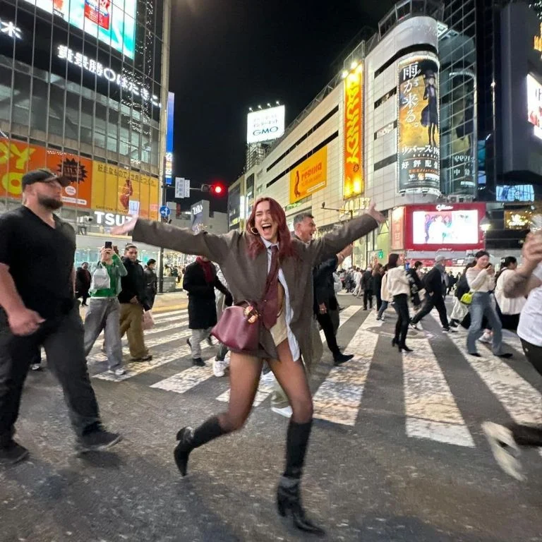 DUA LIPA HIZO UNA SESIÓN DE FOTOS CON UN FANÁTICO