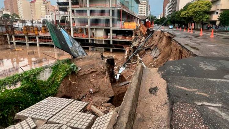 FUERTE TEMPORAL EN CÓRDOBA: SE PRODUJO UN SOCAVÓN, DESTROZOS Y HAY EVACUADOS
