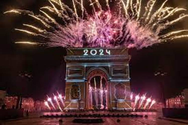 PARÍS RECIBIÓ EL 2024 CON UN IMPRESIONANTE SHOW DE CHAMPS-ÉLYSÉES