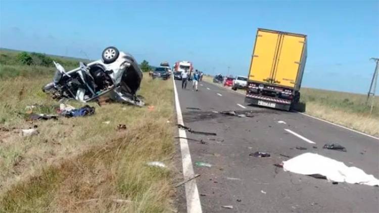 CORRIENTES: CINCO PERSONAS MURIERON TRAS UN CHOQUE FRONTAL ENTRE AUTO Y CAMIÓN EN RUTA 14
