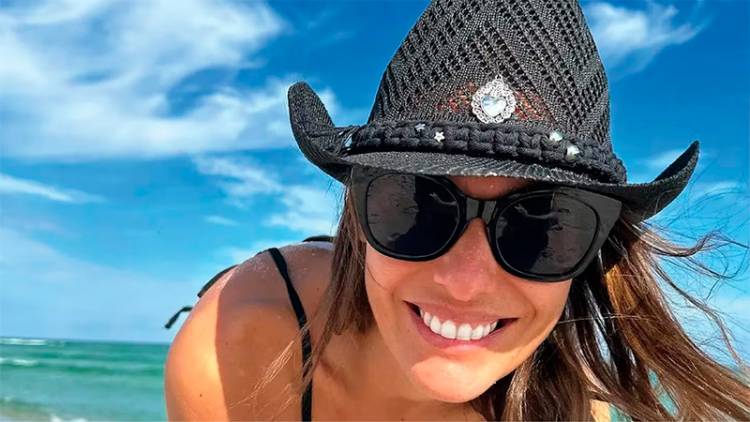 SE MOSTRÓ PAMPITA EN MICROBIKINI ROJO FUEGO DESDE UN LUJOSO HOTEL
