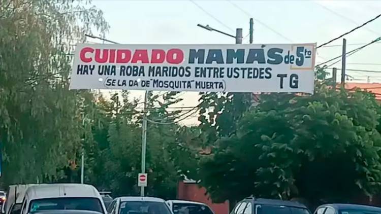 PASACALLE FRENTE A UNA ESCUELA ADVIERTE A LAS MAMÁS SOBRE LA “ROBA MARIDOS”