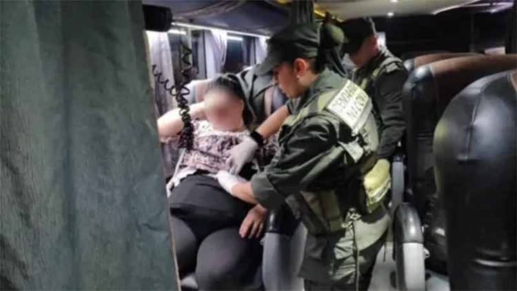 OPERATIVO EN MISIONES: FUE DETENIDA AL INTENTAR INGRESAR AL PAÍS CON 70 CELULARES ADOSADOS AL CUERPO