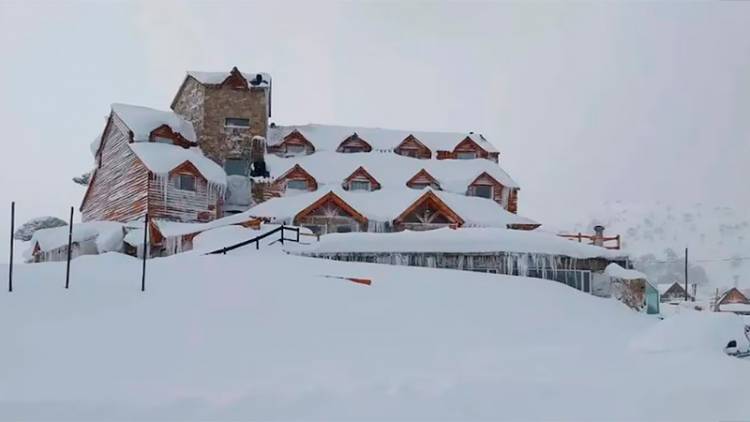 CASI DOS MESES ANTES, LLEGÓ LA NIEVE A BARILOCHE: HAY COMPLICACIONES EN LOS PASOS FRONTERIZOS Y RUTAS