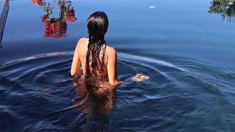 SIGUE ACAPARANDO LA ATENCIÓN CON SUS POSTALES VERANIEGAS EN PLENO OTOÑO
