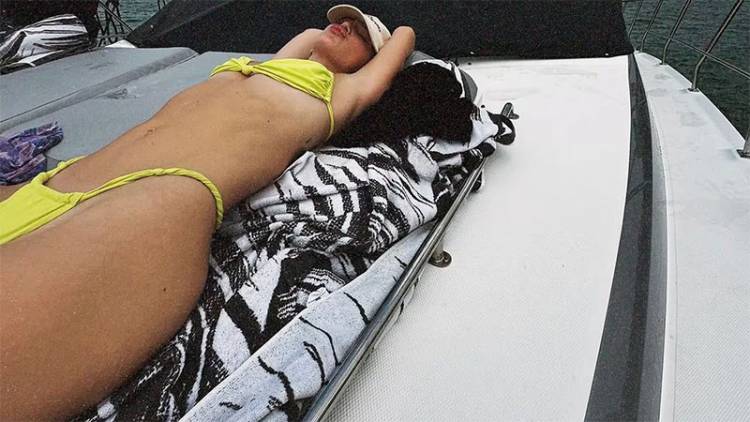 MARCA TENDENCIA, COMBINÓ UNA MICROBIKINI NEÓN CON UN PANTALÓN DE RED