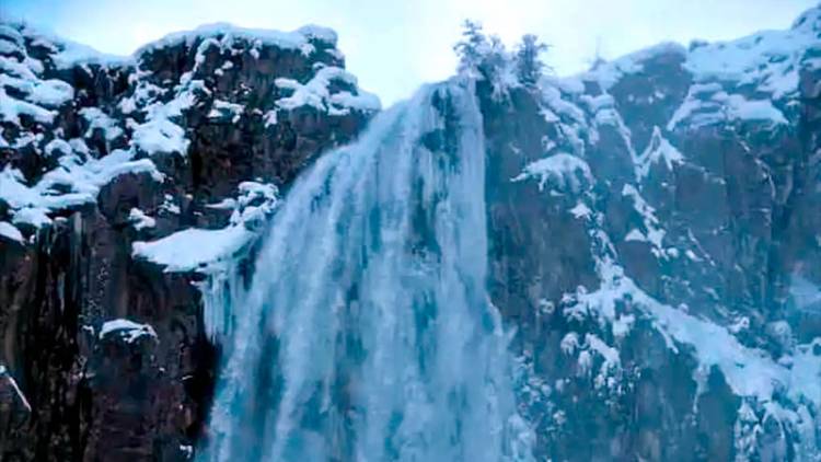 FRÍO EXTREMO EN EL SUR DEL PAÍS, NEVADAS EN LA PATAGONIA: CASCADA CONGELADA, RUTAS CORTADAS Y CLASES SUSPENDIDAS