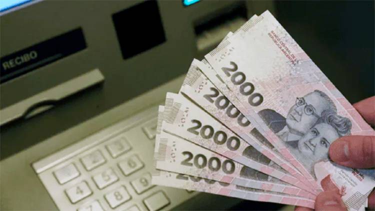 EN LA ERA DE JAVIER MILEI: LOS SALARIOS SUBIERON LEVEMENTE EN ABRIL, PERO ACUMULAN UNA CAÍDA REAL DEL 14%