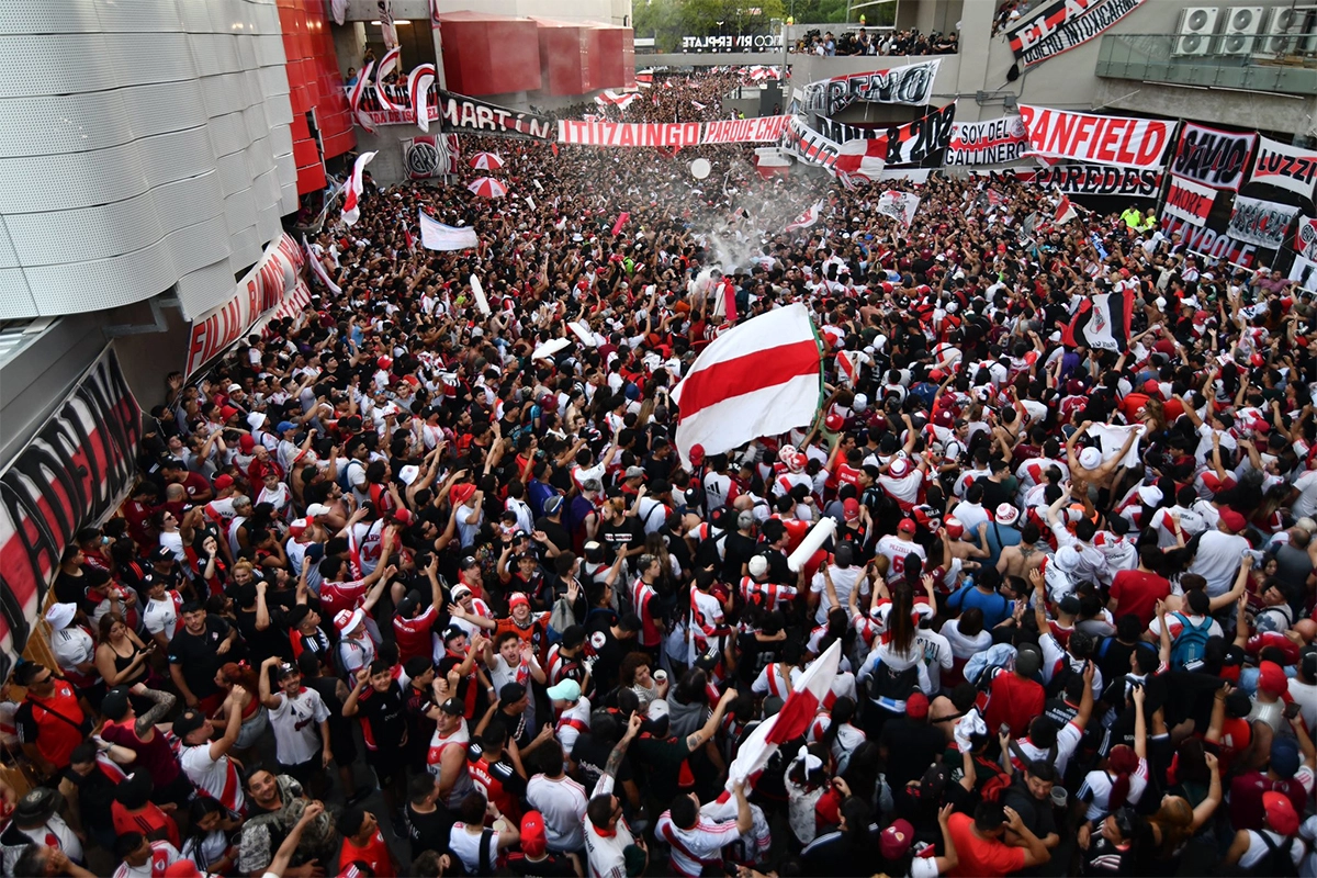 IMPACTANTE BANDERAZO DE LOS HINCHAS DE RIVER ANTES DE LA REVANCHA CON ATLÉTICO MINEIRO
