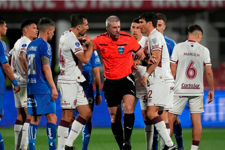 LANÚS DEJÓ ESCAPAR LA VICTORIA ANTE LA “U” DE CHILE Y EMPATÓ 2-2 EN LA COPA SUDAMERICANA