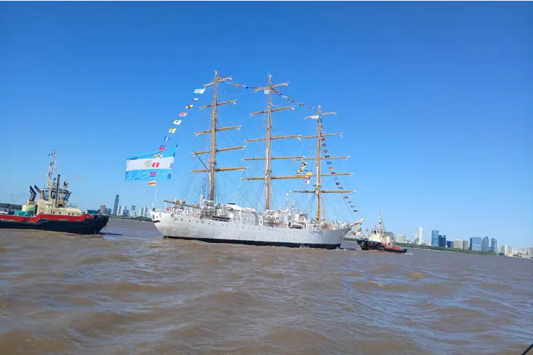 EMOTIVO REGRESO DE LA FRAGATA LIBERTAD TRAS SEIS MESES Y 10 PUERTOS