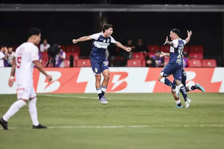 GIMNASIA VENCIÓ A BARRACAS Y JUGARÁ EL CLÁSICO PLATENSE EN SEMIFINALES