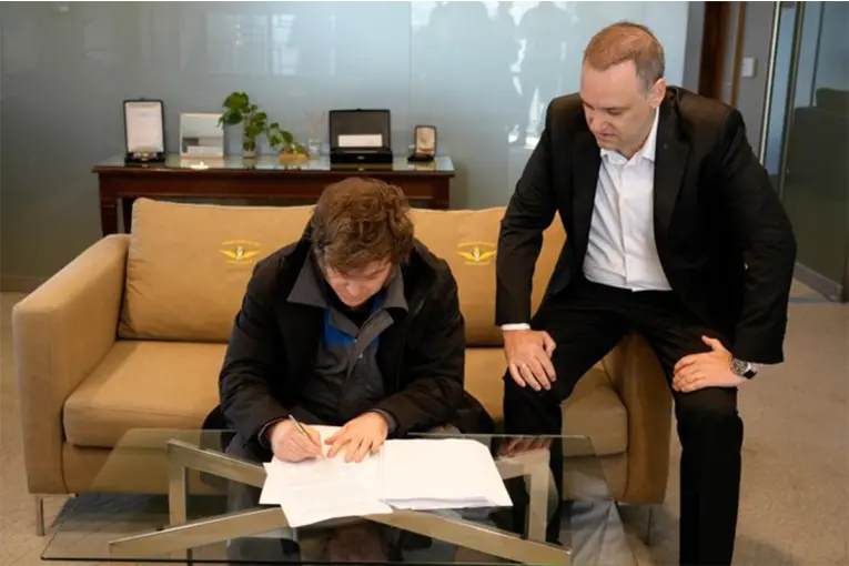 MILEI FIRMÓ LA REFORMA LABORAL TRAS VOLVER DE OSLO Y LA ENVIARÁ AL CONGRESO