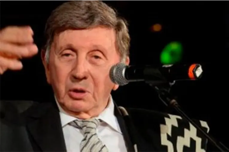 LUIS LANDRISCINA CUMPLE 90 AÑOS: UN NARRADOR IMPRESCINDIBLE DE LA IDENTIDAD NACIONAL