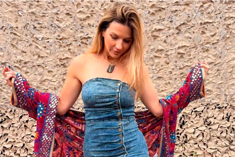 MARCELA KLOOSTERBOER APOSTÓ POR UN VESTIDO MINI DE JEAN Y MARCÓ TENDENCIA ESTE VERANO