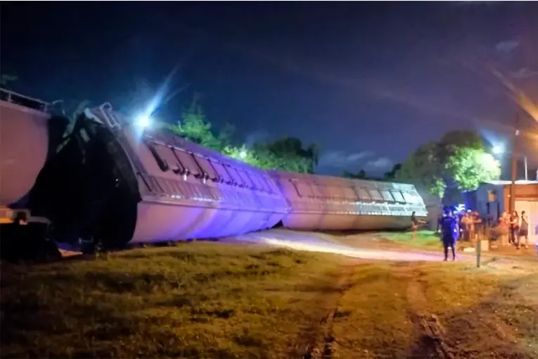 SANTA FE: DESCARRILÓ UN TREN DE CARGAS Y VARIOS VAGONES QUEDARON VOLCADOS EN LA ZONA NORTE