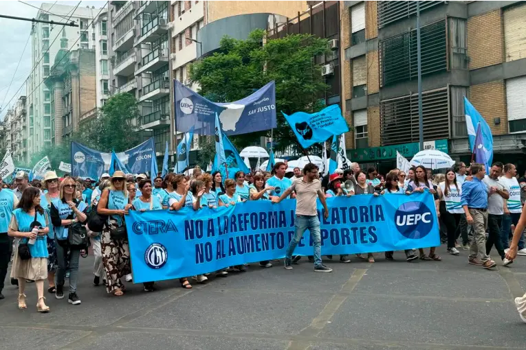 EMPLEADOS ESTATALES DE CÓRDOBA VOLVIERON A MOVILIZARSE CONTRA LA REFORMA JUBILATORIA