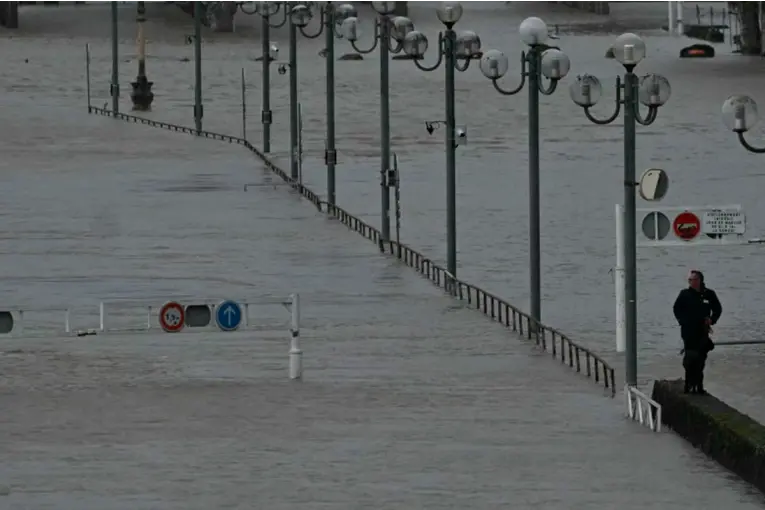 UNA FUERTE TORMENTA GOLPEÓ FRANCIA: UN MUERTO Y CASI 900 MIL HOGARES SIN LUZ