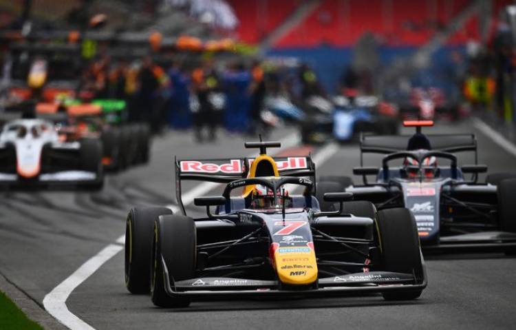 Fórmula 3: trompo y bandera roja complicaron el debut de Colnaghi